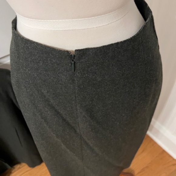 Womens Calvin Klein Collection wool, cashmere, nylon, and spandex suit. - Picture 13 of 16